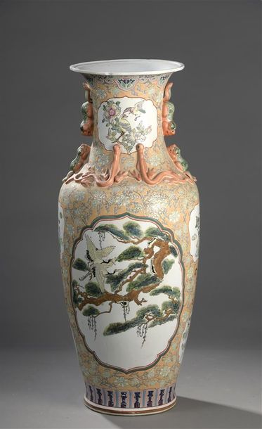 null Grand vase à col en porcelaine de Chine polychrome à fond corail à décor de...