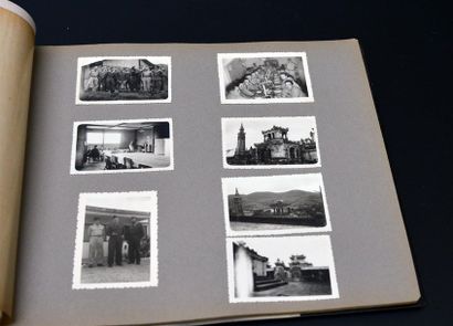 null Album photo en laque polychrome comprenant environ une centaine de photos (essentiellement...