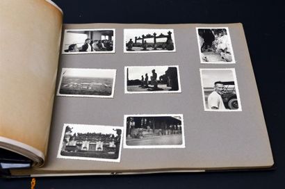 null Album photo en laque polychrome comprenant environ une centaine de photos (essentiellement...