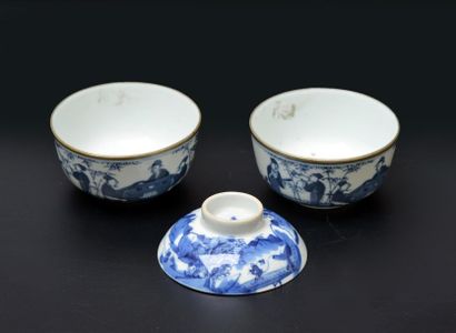 null Deux petits bols en porcelaine à glaçure bleu et blanc à décor de mandarins....