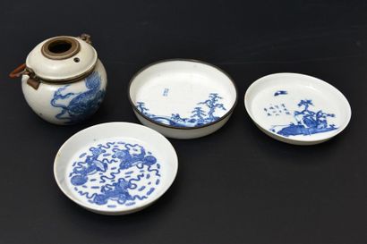 null Pot à chaux et trois soucoupes en bleu de Hué. XXe siècle.