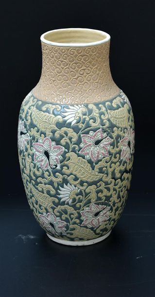 null DANA, Vietnam. Vase de forme ovoïde en grès à décor émaillé en polychromie de...