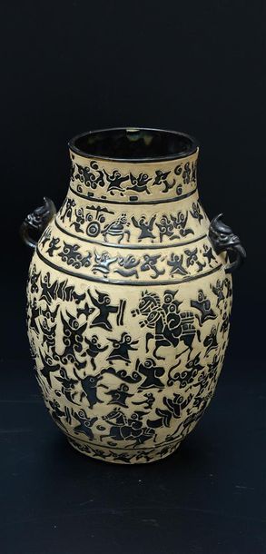 null BIEN HOA. Vase de forme ovoïde à deux anses en grès partiellement émaillé en...