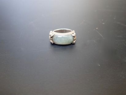 null Bague argent et jade ornée de deux têtes de gloutons. Poids brut: 11 gr. 