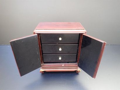 null THAN LE. Coffret à bijoux en forme de cabinet sur son socle en bois laqué à...