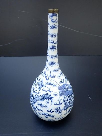 null VASE BOUTEILLE A LONG COL EN PORCELAINE BLEU BLANC DITE BLEU DE HUE A DECOR...