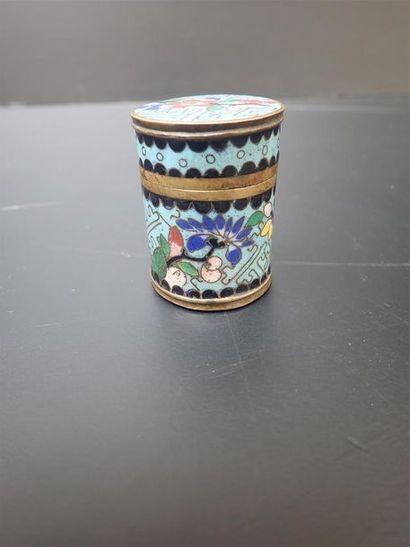 null BOITE A OPIUM CYLINDRIQUE A DECOR EN EMAUX CLOISONNES DE FLEURS ET MOTIFS STYLISES....