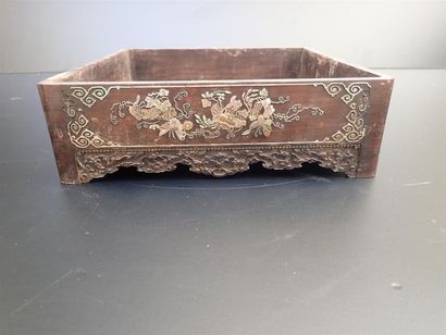 null *JARDINIERE EN BOIS EXOTIQUE A DECOR INCRUSTE DE PAPILLONS ET DE FLEURS. Indochine,...