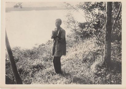  1925 
VO CHUAU (XXe) 
Photographe actif à Hué entre 1915 et 1940 
VISIONS DE L'INDOCHINE...