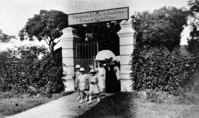 null 1938. UNE CENTAINE DE TIRAGES PHOTOGRAPHIQUES provenant d'une famille de fonctionnaires...