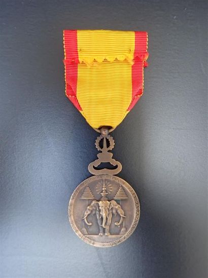 null LAOS. 

SA MAJESTE SISAVANG VONG 

ROI DU LAOS (1904-1959). 

Médaille en bronze...