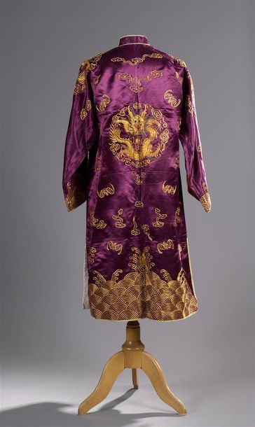 null Règne de S.M. l'Empereur Duy Tan (1907-1916).

Manteau en satin de couleur pourpre...