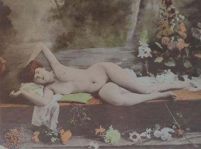 null Deux nus debout, un nu allongé féminin, circa 1890. Trois impressions montées...