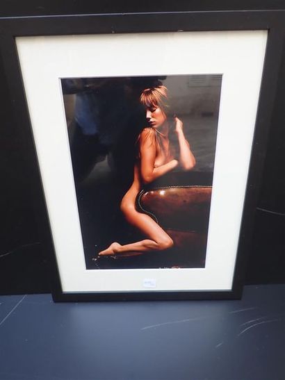 null Pompeo POSAR (1921-2004), Jane Birkin accoudée à un canapé. Pour Playboy 1970....