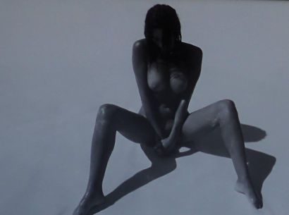 null WOLFF Marc (né en 1964), Femme nue assise sur la plage aux Bahamas, tirage argentique...