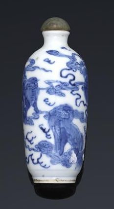 null Tabatière en porcelaine blanc bleu. Hauteur: 8.8cm. Chine, XXème siècle. 