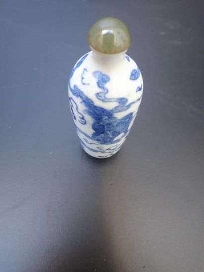 null Tabatière en porcelaine blanc bleu. Hauteur: 8.8cm. Chine, XXème siècle. 