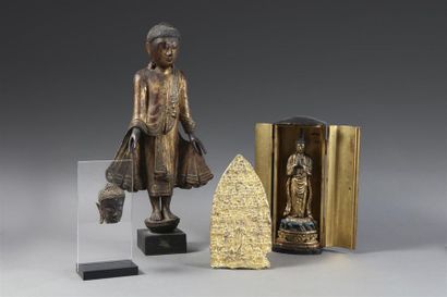 null Autel portatif en laque avec statuette de Bouddha. Japon. Hauteur 34 cm. (a...