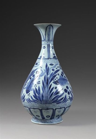 null Vase en porcelaine de forme bouteille, à décor en bleu sous couverte de carpes...