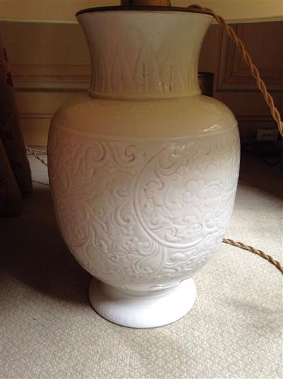 null Vase en porcelaine blanc monochrome à décor de rinceaux. Monté en lampe. Chine,...
