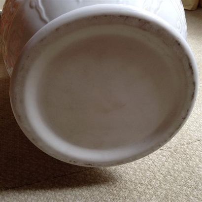 null Vase en porcelaine blanc monochrome à décor de rinceaux. Monté en lampe. Chine,...