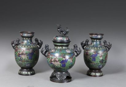 null Garniture de vases comprenant trois vases ballustres en bronze et émaux cloisonnés....