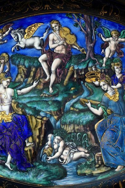null Bassin ovale peint en émaux polychromes représentant Apollon et les Muses sur...