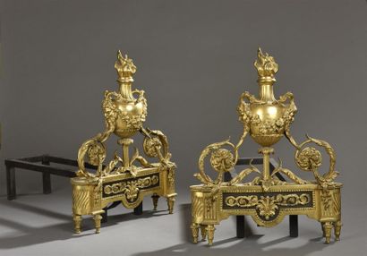 null Paire de chenets de style Louis XVI en bronze ciselé et doré à décor de pots...