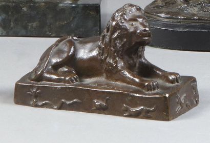 null Ecole française début XXème siècle : Lion couché.

Bronze à patine brune, monogramme...