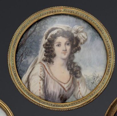 null DE TROY. XXème siècle. Portrait de femme dans le goût du XVIIIe siècle, miniature...