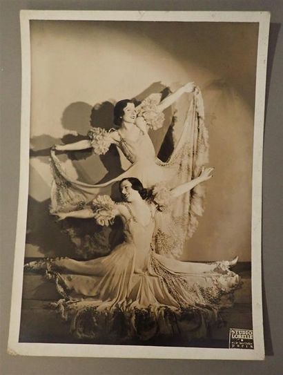 null Ensemble de deux photographies de danseuses attribuées aux soeurs Boyer.
Tampon...