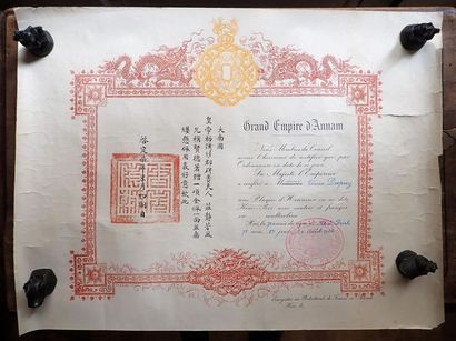 null 1922

Règne de S.M. l'Empereur KHAI DINH (1916-1925).

- Un brevet du Dragon...