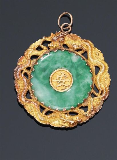 Pendentif médaillon en jade et motif 