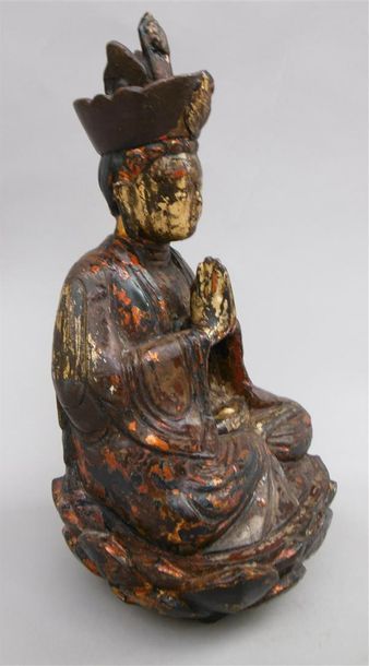 null Quan Âm assise.

Ancienne statuette en bois doré peint d'une déesse de la compassion....