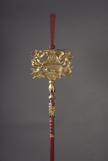null Ensemble de quatre armes cérémonielles pour pagode en bois sculpté laqué rouge...