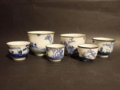 null Ensemble de 6 tasses à thé de tailles différentes en porcelaine à décors divers...