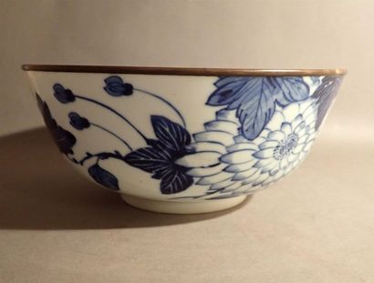 null Bol en porcelaine à décor en bleu sous couverte depaillons et chrysanthèmes...