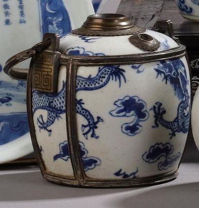 null Pipe à eau en porcelaine à décor en bleu sous couverte de deux dragons à 4 griffes...