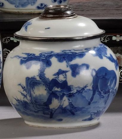 Pipe à eau en porcelaine à décor en bleu...