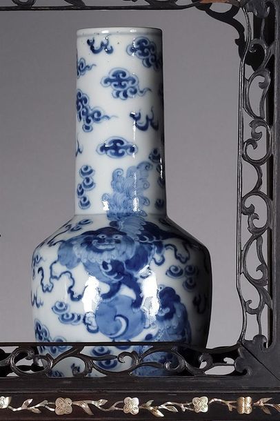 Vase de forme bouteille à col haut en porcelaine...