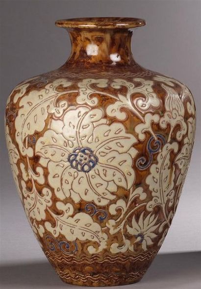 null BIEN HOA. Vase de forme ovoïde à col en céramique. polychrome à décor de rinceaux...