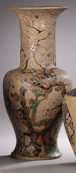 null BIEN HOA. Vase de forme yen yen en grès polychrome partiellement émaillé d'un...