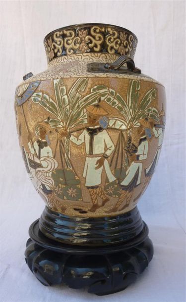 null Bien Hoa.

Vase en céramique polychrome à décor de Cour Royale (mariage ou procession)....