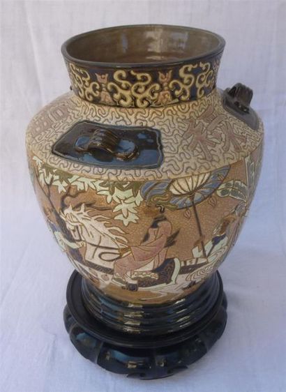 null Bien Hoa.

Vase en céramique polychrome à décor de Cour Royale (mariage ou procession)....