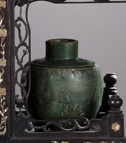 null Petit vase à col en grès émaillé vert, à décor central sur le pourtour de deux...