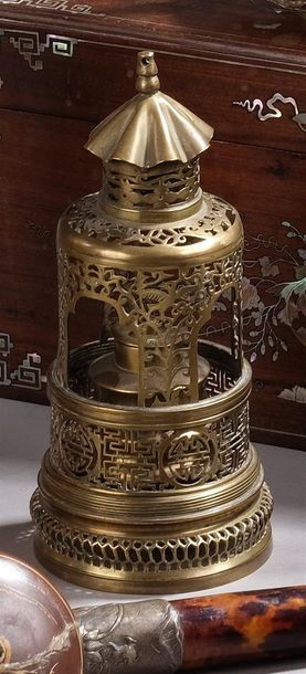 Lampe à opium en forme de pagode en laiton...