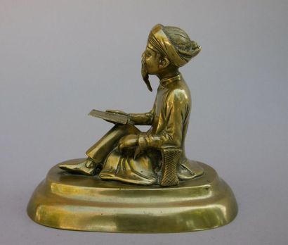 null Le Lettré. 

Statuette en bronze à patine médaille représentant un lettré annamite....