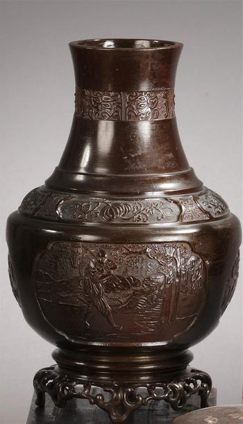 Vase balustre sur piedouche ajouré en bronze....
