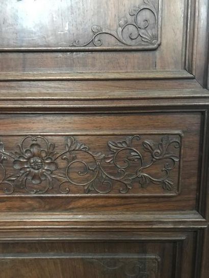 null Grand cabinet en bois exotique ouvrant à trois tiroirs, richement sculpté d'un...