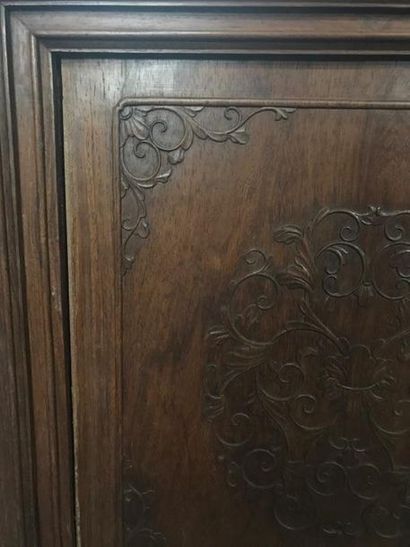 null Grand cabinet en bois exotique ouvrant à trois tiroirs, richement sculpté d'un...